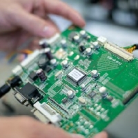 Componentes eletrônicos vulneráveis são protegidos de forma segura por gabinetes resistentes
